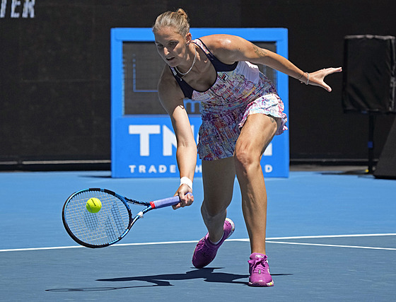 Karolína Plíková hraje forhend v osmifinále Australian Open.