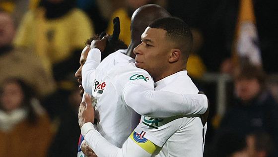 Kylian Mbappe (vpravo) z PSG se raduje z gólu se spoluhráem Danilem Pereirou.