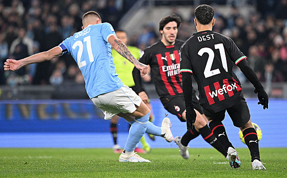 Sergej Milinkovič-Savič z Lazia Řím střílí gól v zápase s AC Milán.