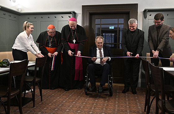 Milo Zeman, Vratislav Myná, Dominik Duka a Jan Graubner pi slavnostním...