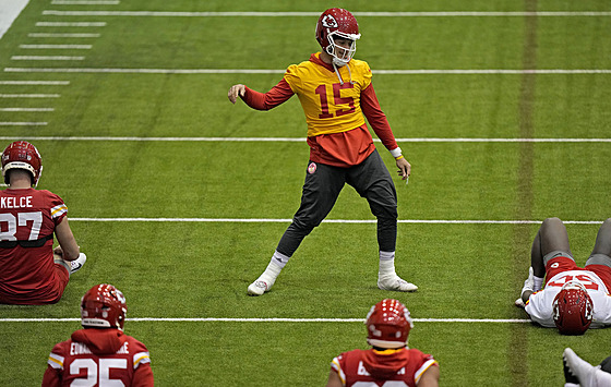 Patrick Mahomes (15) na tréninku se spoluhrái z Kansas City Chiefs