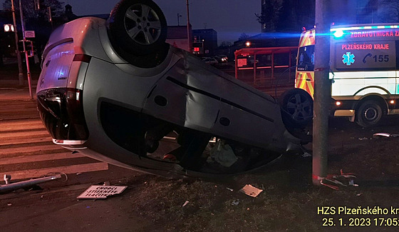 Nehoda v Plzni ve Skvrňanech. Řidič nejprve narazil do sloupu veřejného...