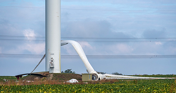 Trosky na poli u německého Schwanebecku (Sasko-Anhaltsko). Lopatky a rotor se...