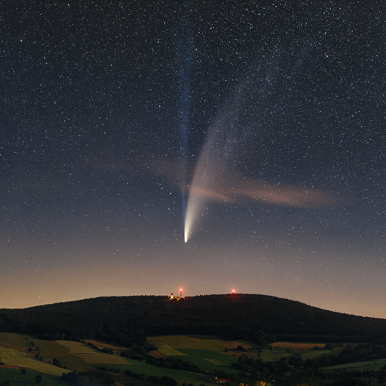 Fotografie komety Neowise vybraná jako snímek dne NASA.