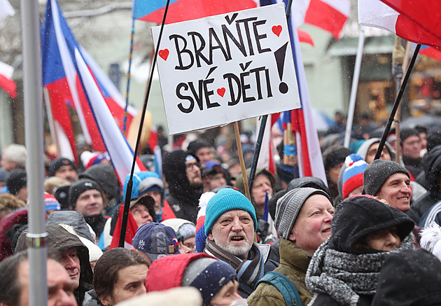 V Praze demonstrují stovky lidí. Vrabel burcuje proti Pavlovi