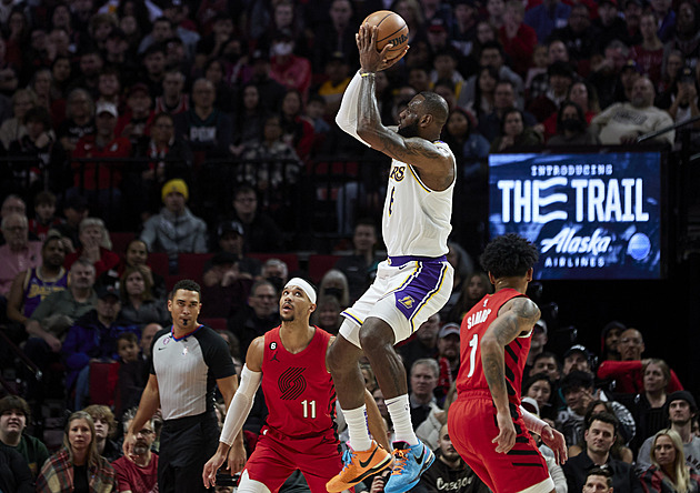 Lakers otočili přestřelku v Portlandu, zazářili James a Bryant