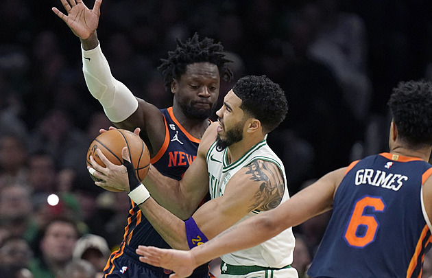 Basketbalisté New Yorku zdolali lídra NBA Boston, Dallasu se zranil Dončič