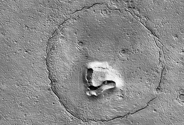 NASA zveřejnila snímek Marsu. Mnozí v něm vidí medvídka Paddingtona