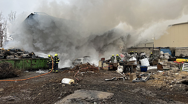 V Hostivaři vzplál odpad v areálu kovošrotu, požár byl brzy pod kontrolou
