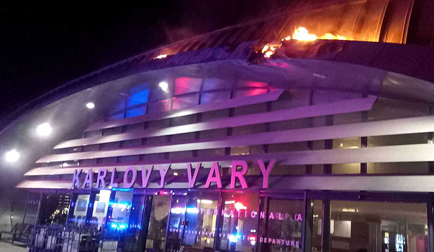 Na letišti v Karlových Varech hořela hala, zasahovalo šest jednotek hasičů