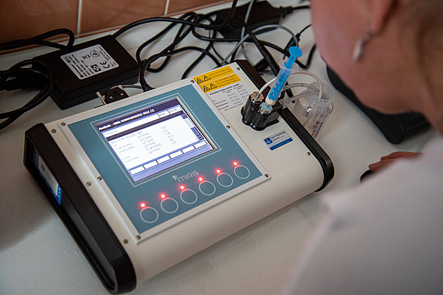 Díky analyzátoru mateského mléka pipraví miminkm na Novorozeneckém oddlení...