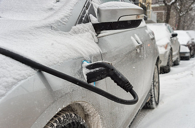 Čtenáři se hádají: zákaz spalováků a povinné elektromobily Čechy štvou