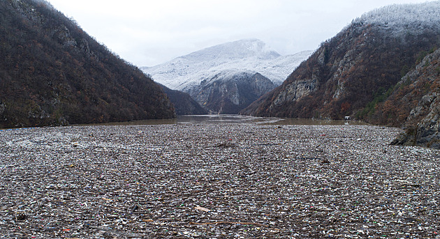 Ekologická pohroma. Řeka Drina se v Bosně změnila v plovoucí skládku