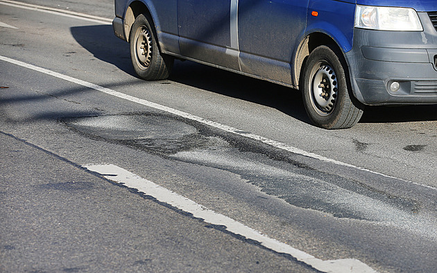 Kráter v silnici, který odolává opravám. Motoristé ho pokřtili na díru do pekla