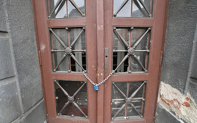 Správní budova Schichtových závodů je kulturní památkou, majitel nesmí dál bourat