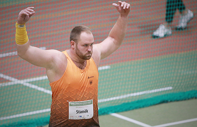 Staněk vyhrál v Jablonci výkonem 21,43 metru a vévodí světovým koulařům