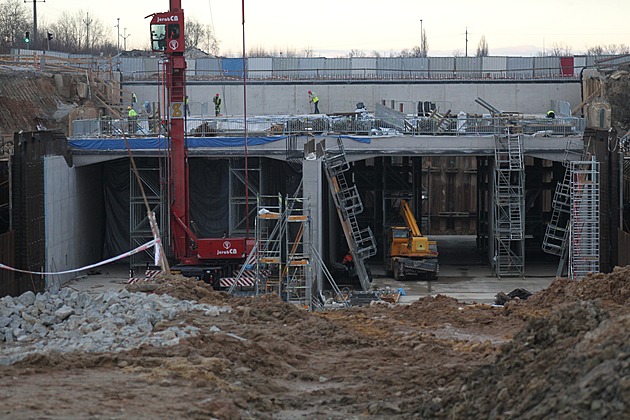 Materiálová krize skončila? Na dálnicích stát překvapivě ušetří