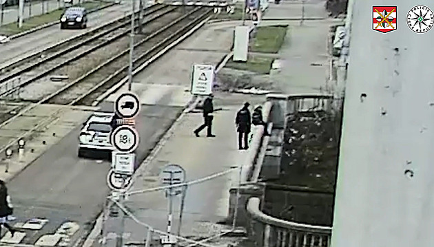 VIDEO: Muž chtěl skočit z mostu přes Svratku, včas ho zachránili policisté