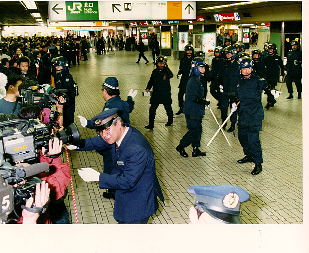 Horor v metru. Útokem jedovatým plynem vyvrcholilo řádění japonské sekty