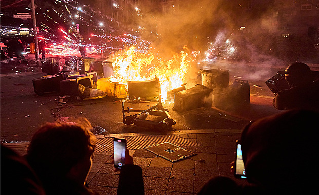 Chtěli „husté“ fotky na internet. Co všechno je za novoročním násilím v Berlíně