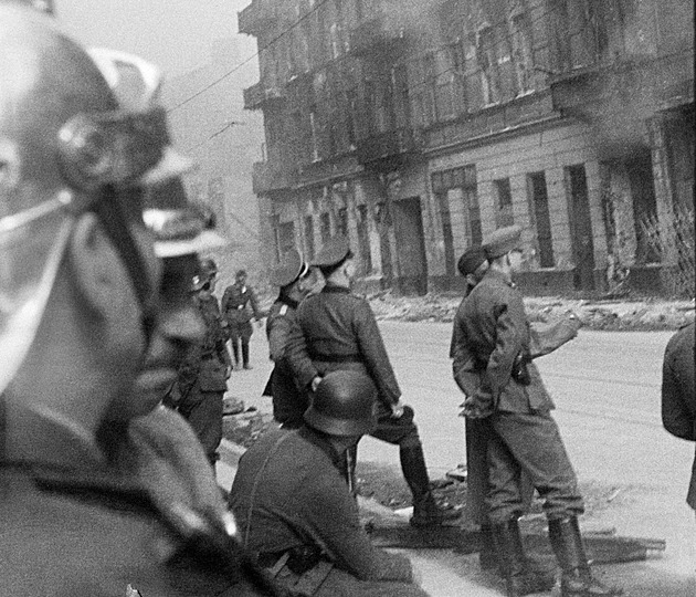 Zkáza a plameny. Objevené snímky vrhají světlo na povstání ve varšavském ghettu