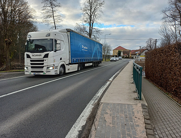 Šňůry kamionů zahltily obce u nové dálnice, ve Stradouni je klid jen v noci