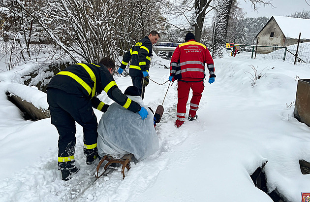 Žena nemohla pořádně chodit, hasiči ji dotáhli do sanitky na saních