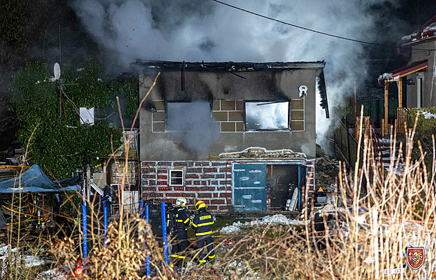 Na Ostravsku hořela obydlená chata, z plamenů hasiči vynesli dva mrtvé