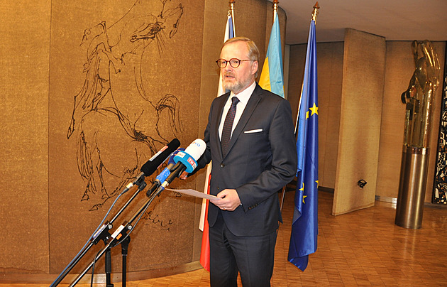Zdůrazním Bidenovi českou pomoc Ukrajině, řekl Fiala před odletem na jednání B9