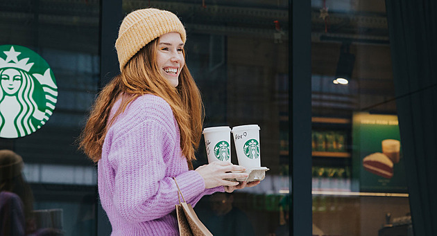 Dýňové latte od Starbucks slaví dvacetiny. Každoročně přiláká miliony lidí