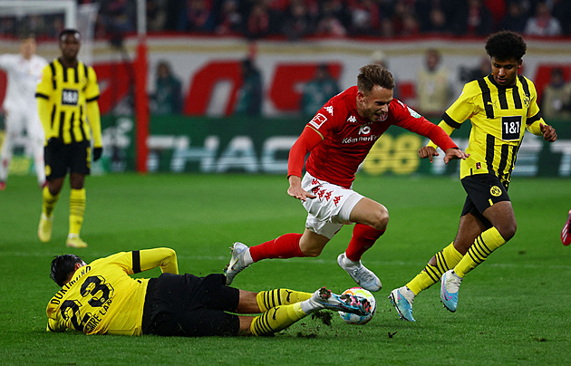 ONLINE: Hložek v sestavě proti Bochumi, Dortmundu trefil tři body Reyna v nastavení
