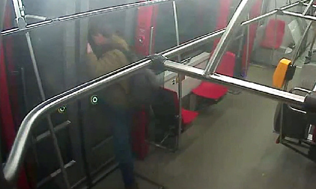 Podnapilý muž ničil v Praze tramvaj, pak utekl vybitými dveřmi