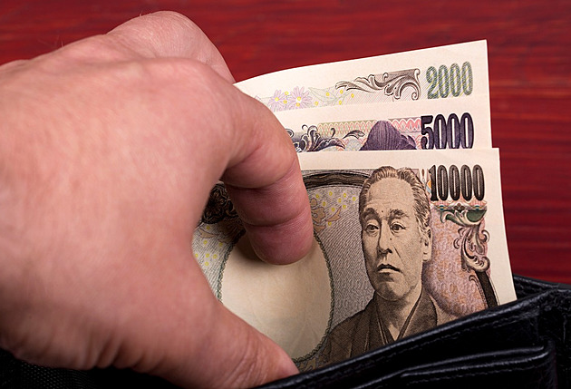 Japonskému pracovníkovi zvýšili mzdu poprvé po 20 letech, inflace je ale vyšší