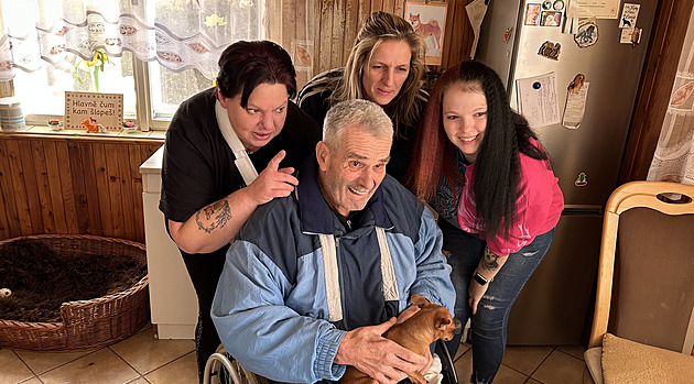 Senior na vozíku si domů nastěhoval pečovatele, ten ho připravil o úspory