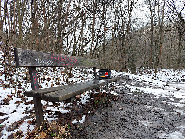 <p>V Prokopském údolí, nedaleko Červeného lomu, odložil
někdo na lavičku použitou autobaterii.</p>