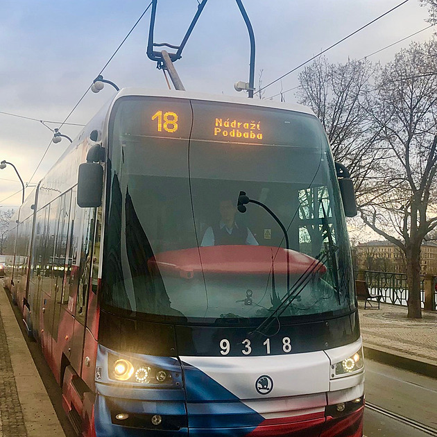 <p>Výročí 30 let ČR, tramvaj T15 (9318)
Praha - Smetanovo nábřeží</p>