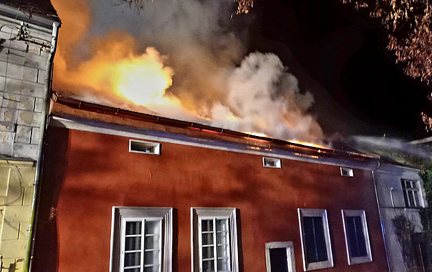 V centru Jindřichova Hradce hořel historický dům. Škoda jde do milionů
