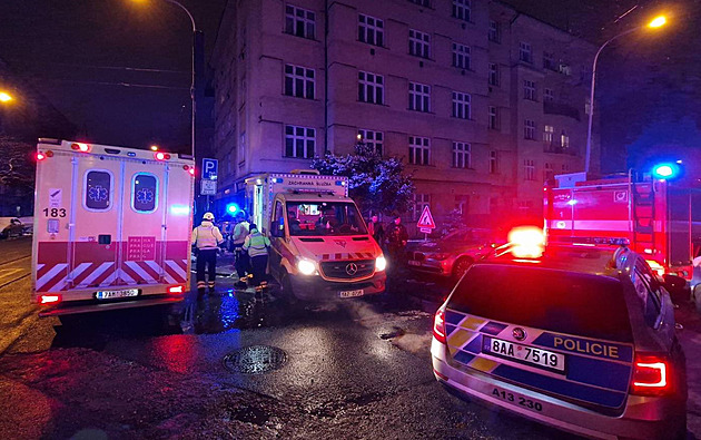 V pražských Nuslích hořel byt. Jeden člověk zemřel, další zachránili hasiči