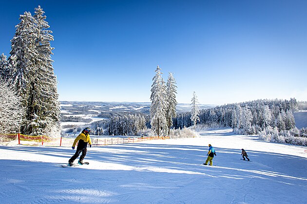 Rodinné víkendové lyžování je letos ve Skiareálu Lipno o 20 % levnější