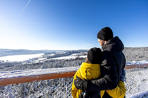 Rodinné víkendové lyžování je letos ve Skiareálu Lipno o 20 % levnější