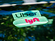 Logo spolenost Lyft a Uber na samolepce elnho skla jednoho z vozidel (19....