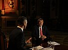 Andrej Babi a moderátor Martin ezníek ped debatou eské televize v Národním...