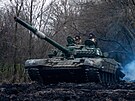 Tank T-64BV ukrajinské armády pálí na ruské pozice v bojích u Kreminny