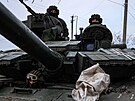 Tankisté v tanku T-64BV bhem pesunu do bojových pozic u Kreminny