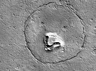 Nedatovaný snímek ze sondy NASA Mars Reconnaissance Orbiter ukazuje kopce,...