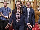 Konící novozélandská premiérka Jacinda Ardernová a její nástupce Chris Hipkins...