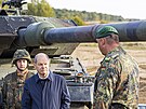 Kanclé Olaf Scholz s nmeckými vojáky a tankem Leopard 2 za zády pi cviení...