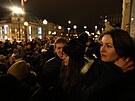Ped Národním muzeem v Praze se sely spontánn stovky lidí, aby se pozdravily...