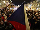 Ped Národním muzeem v Praze se sely spontánn stovky lidí, aby se pozdravily...