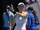 Jelena Rybakinová z Kazachstánu dkuje fanoukm po osmifinále Australian Open.